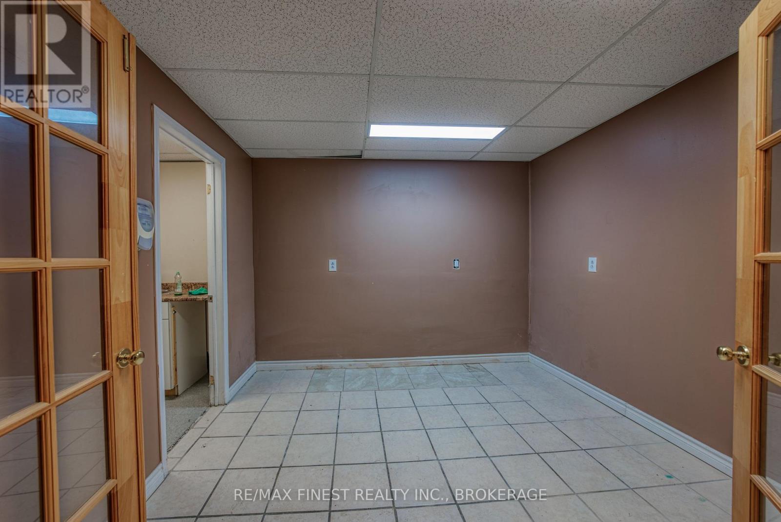 5 - 1786 Bath Road Property Photo 3