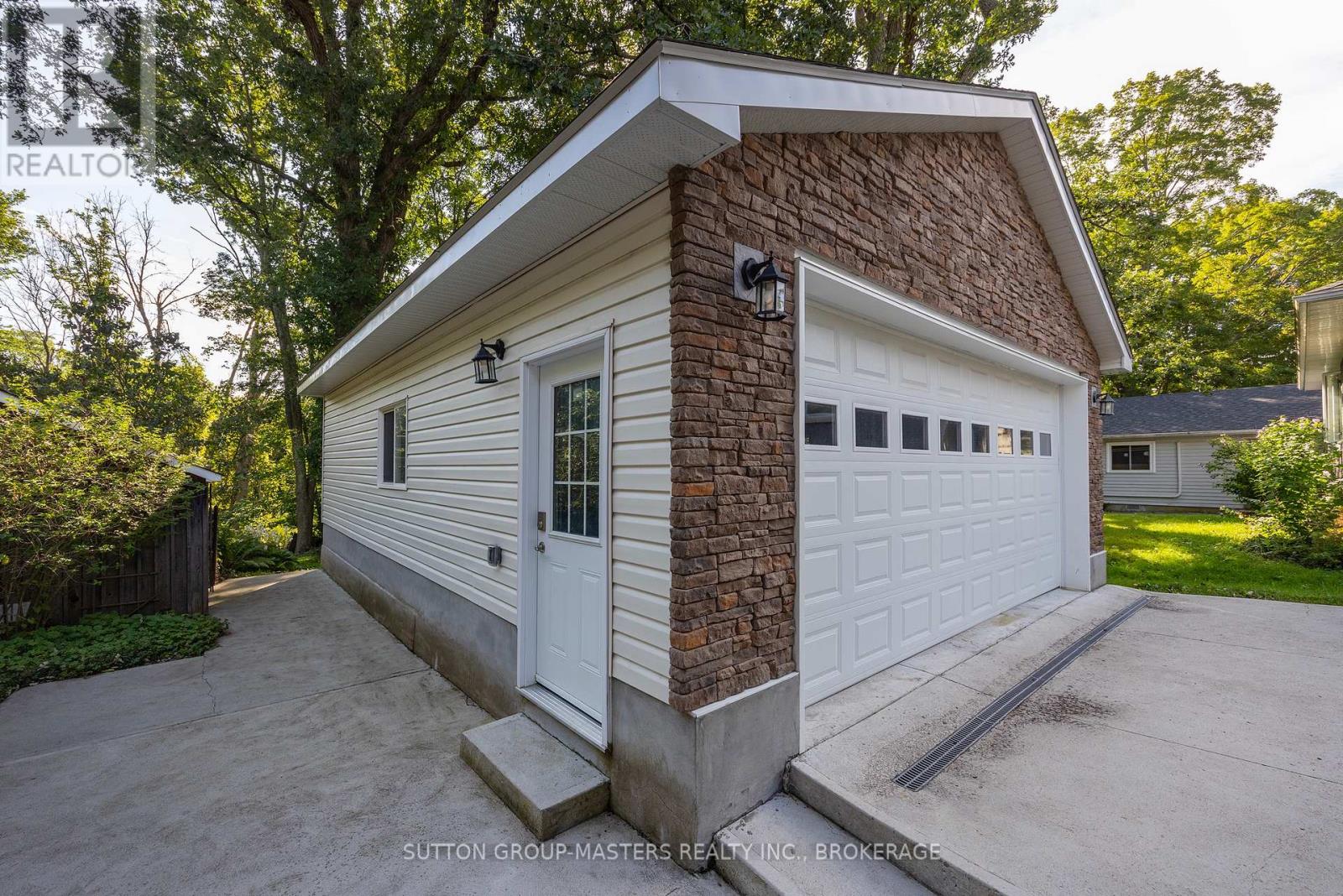 732 Centre Street Property Photo 6