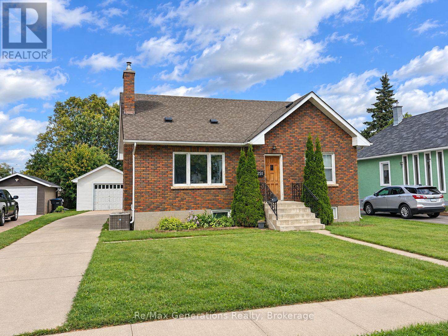 251 FRANCIS STREET W
