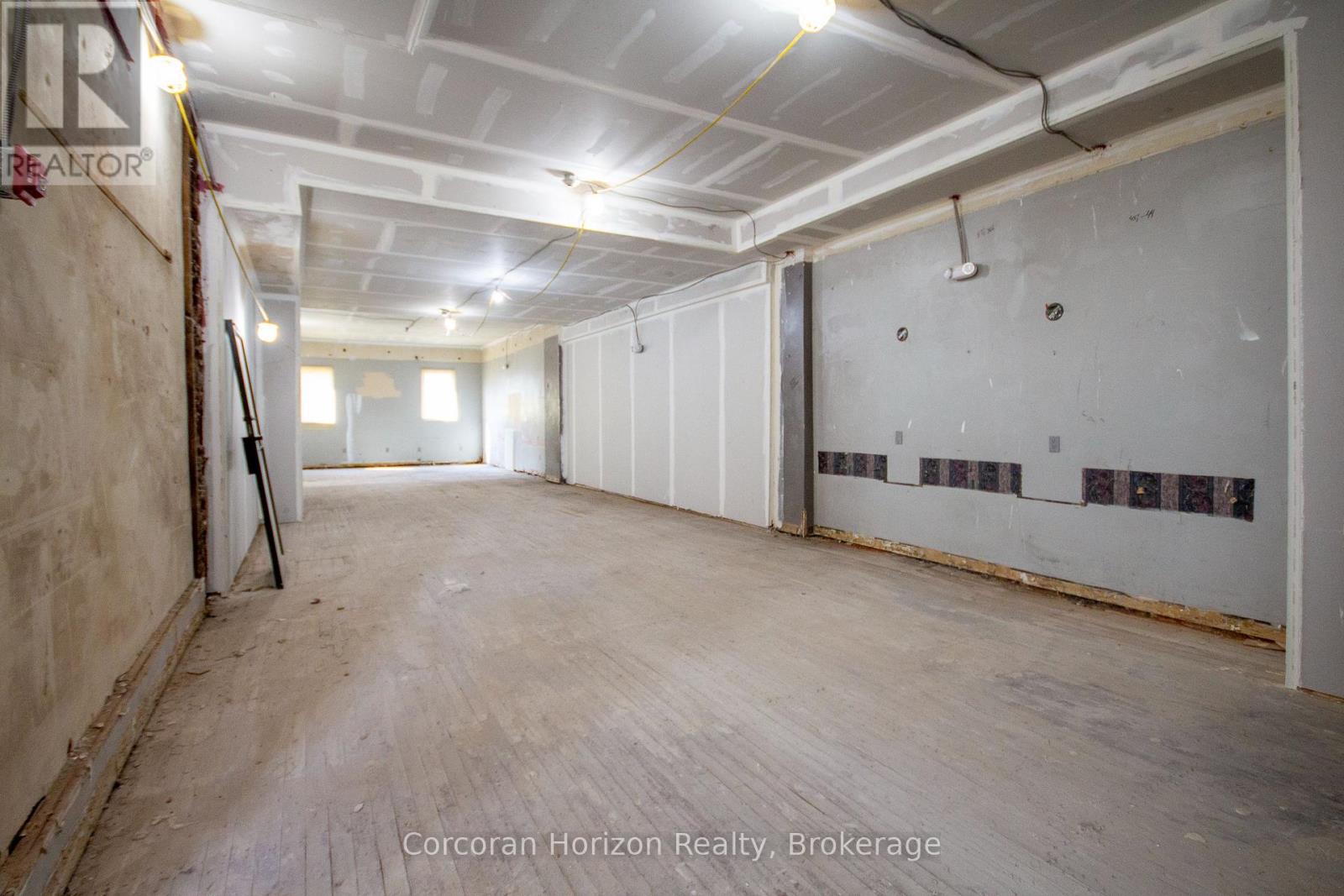 Full - 90 John Street S Property Photo 2