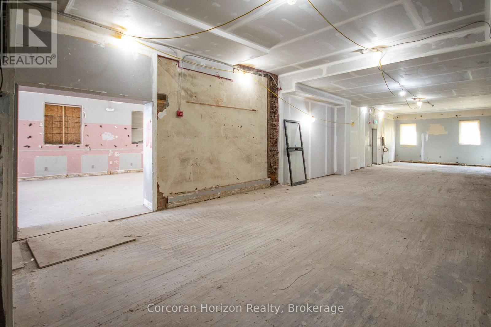 Full - 90 John Street S Property Photo 3