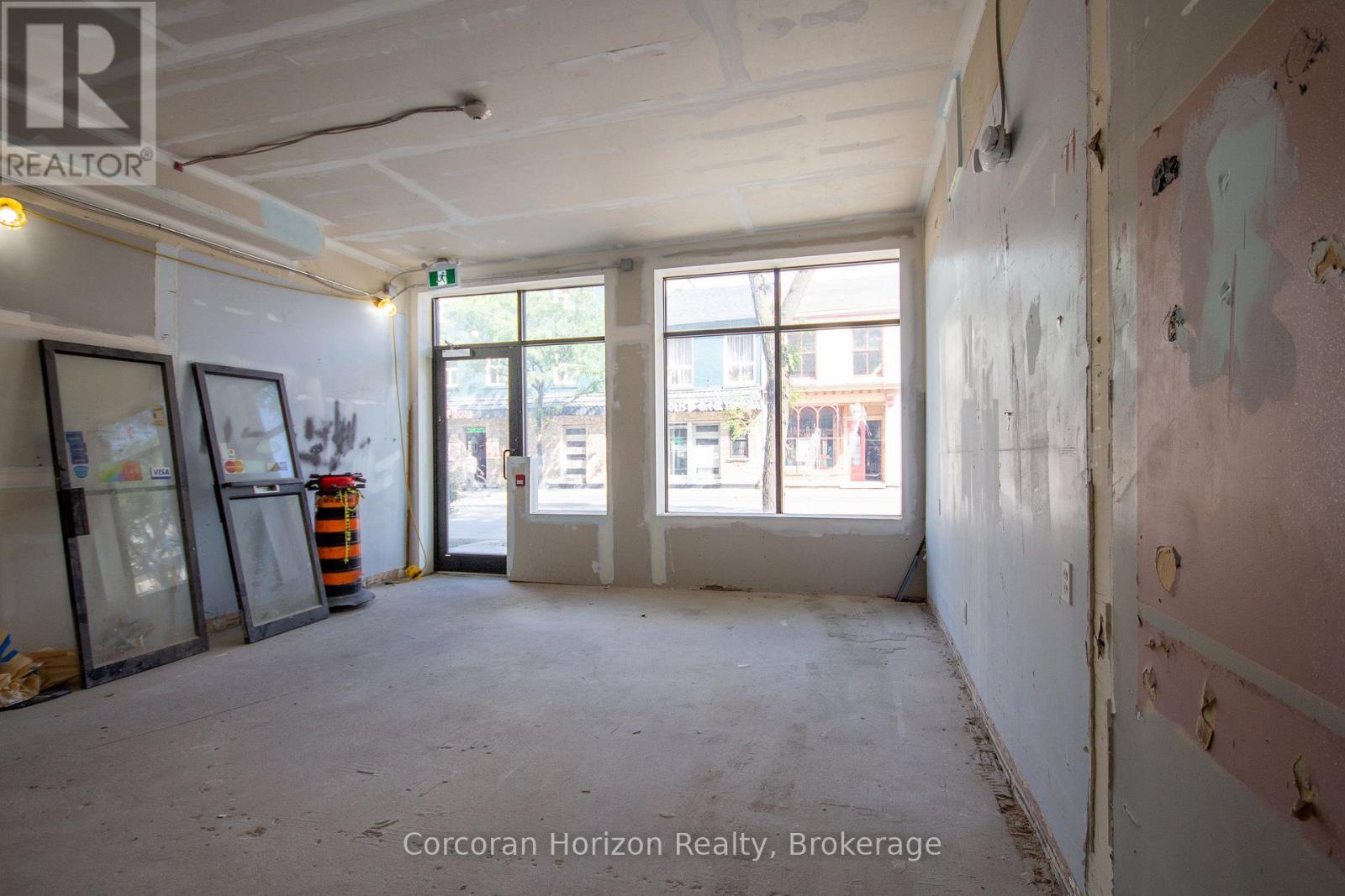 Full - 90 John Street S Property Photo 5