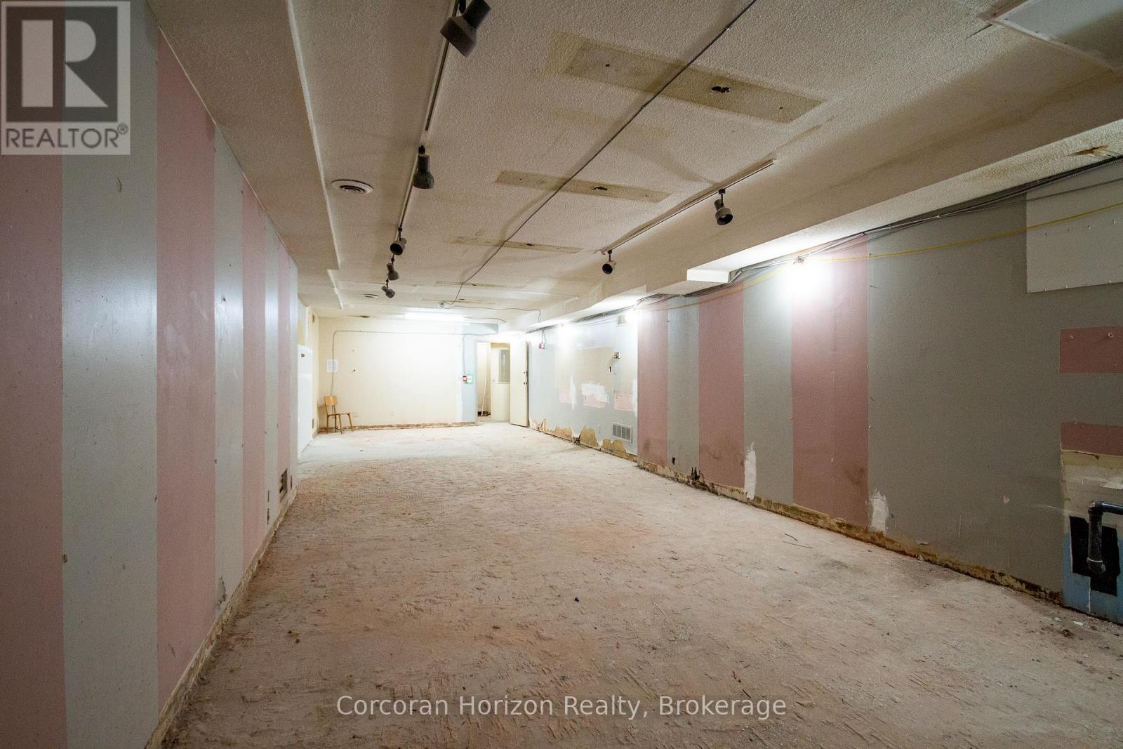 Full - 90 John Street S Property Photo 10