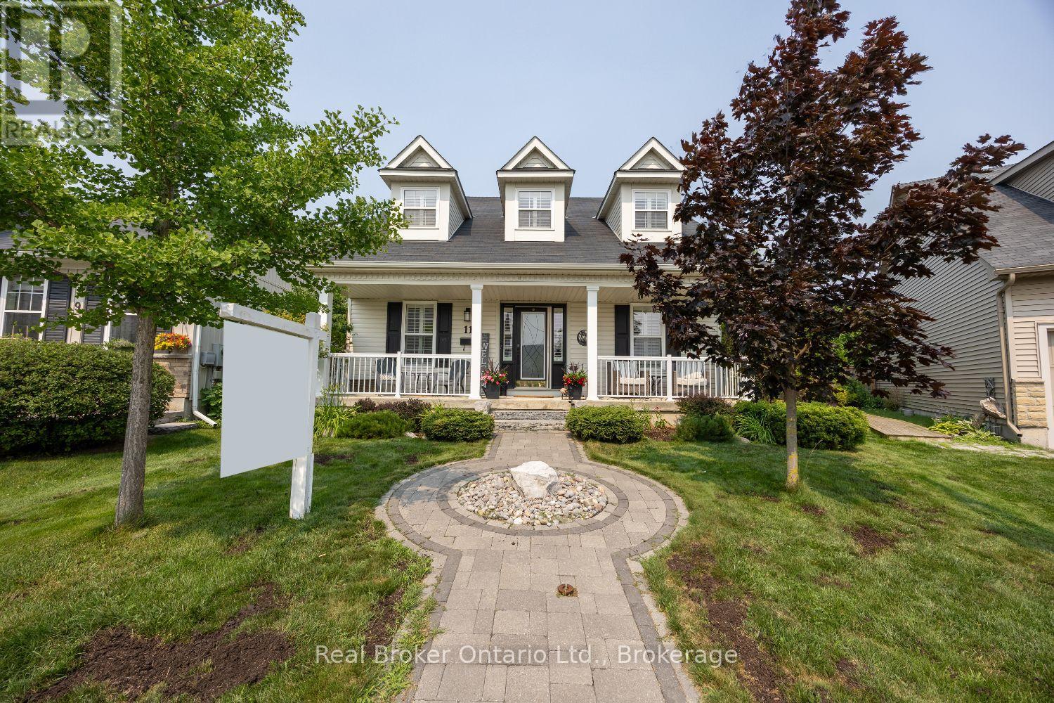 11 GREENAWAY CIRCLE Property Photo 1