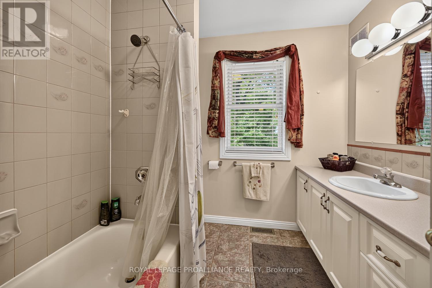 132 Kingston Crescent Property Photo 22