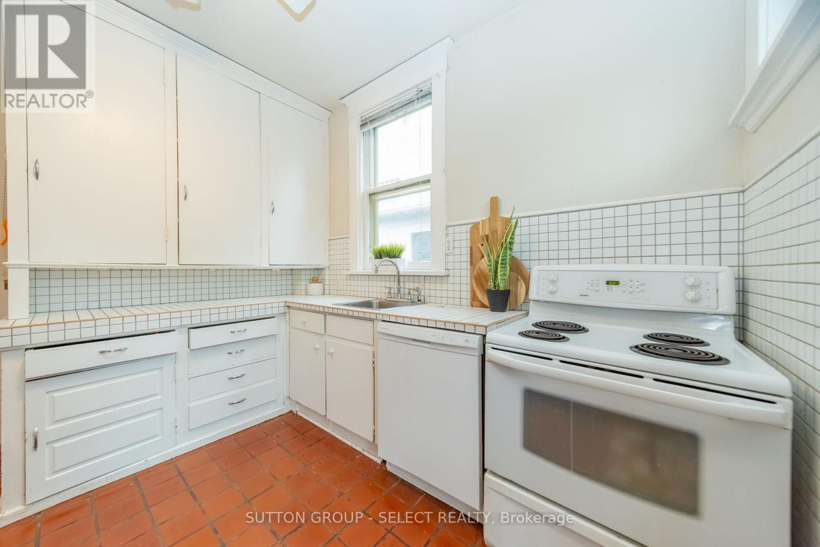 239 Ridout Street S Property Photo 18