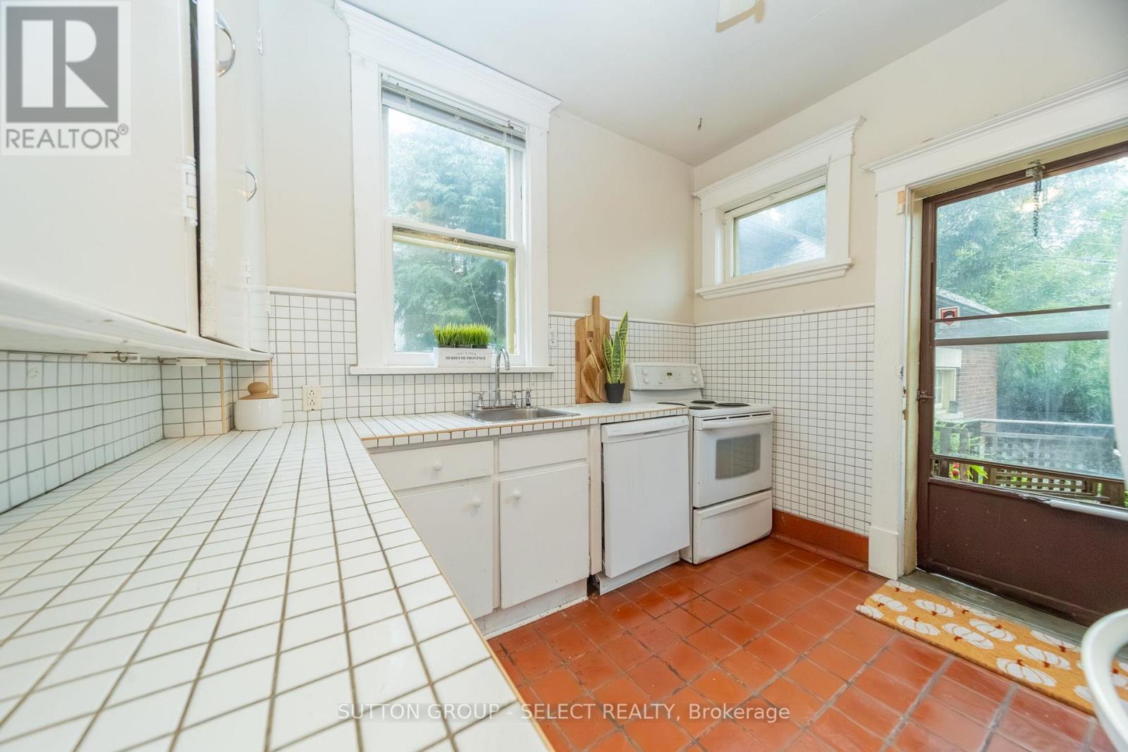 239 Ridout Street S Property Photo 20