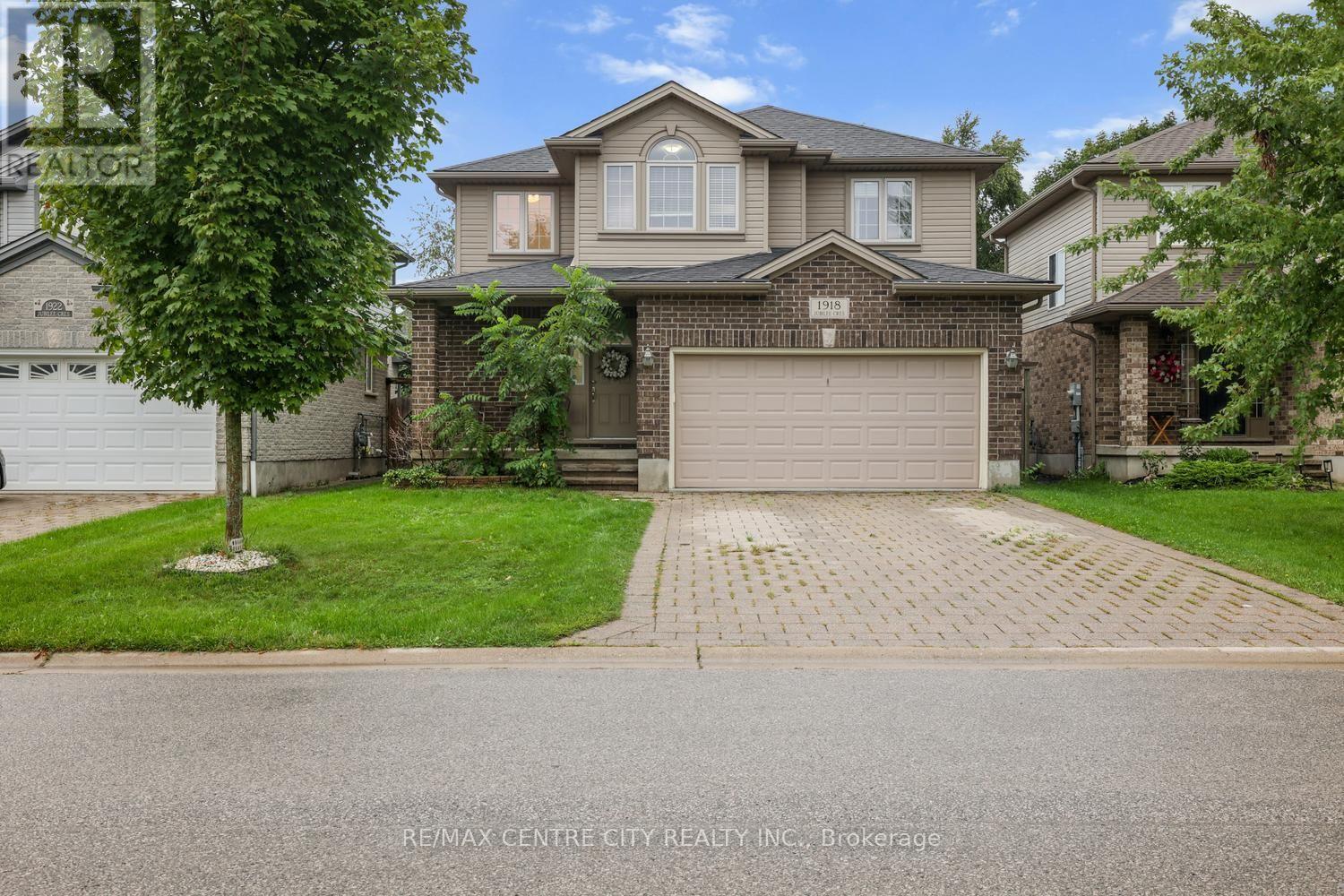 1918 JUBILEE CRESCENT Property Photo 1