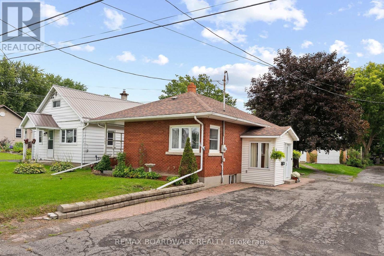 208 OXFORD STREET E Property Photo 1