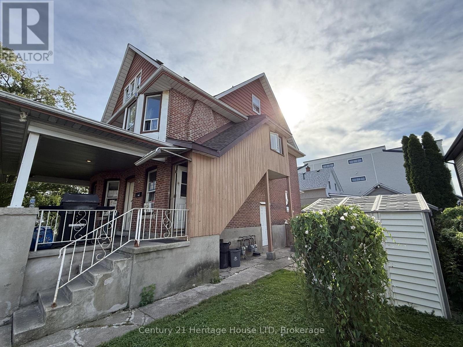31 Pine Street N Property Photo 3