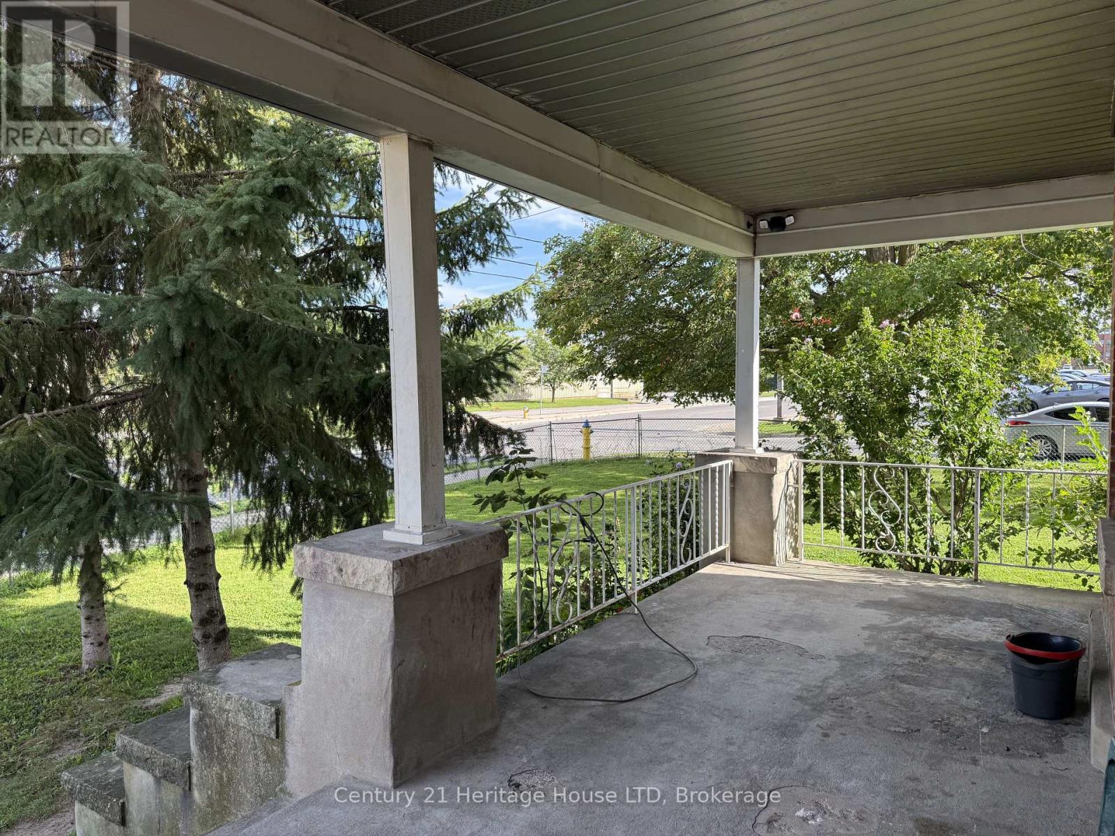 31 Pine Street N Property Photo 4