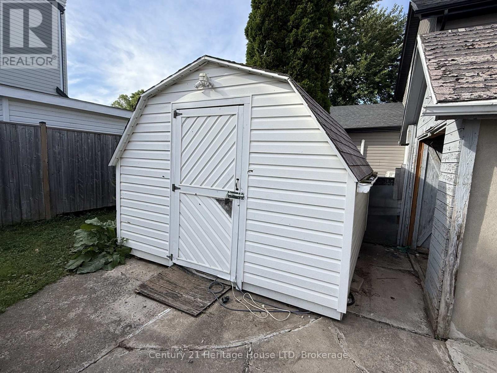 31 Pine Street N Property Photo 11