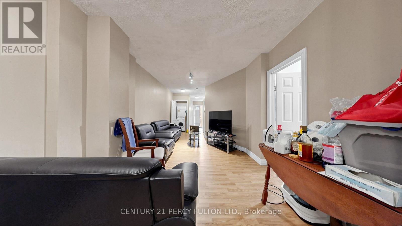 207-209 Victoria Avenue N Property Photo 5