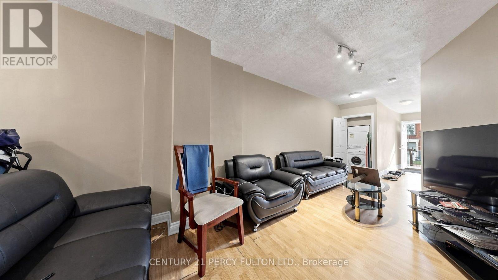207-209 Victoria Avenue N Property Photo 6