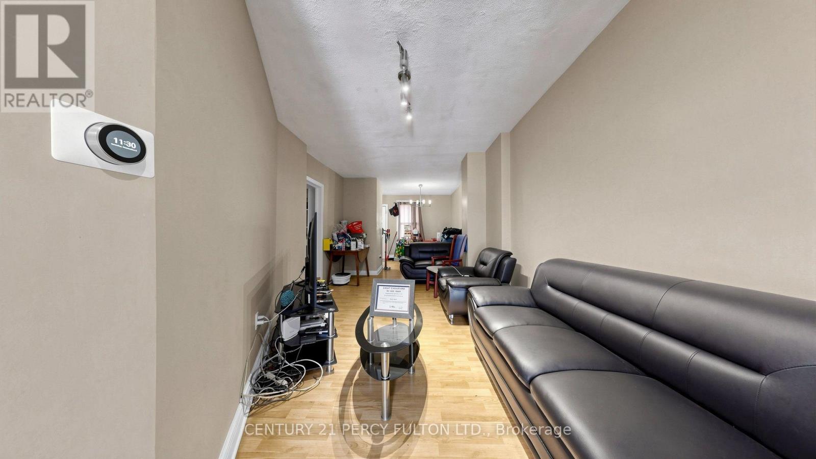 207-209 Victoria Avenue N Property Photo 7