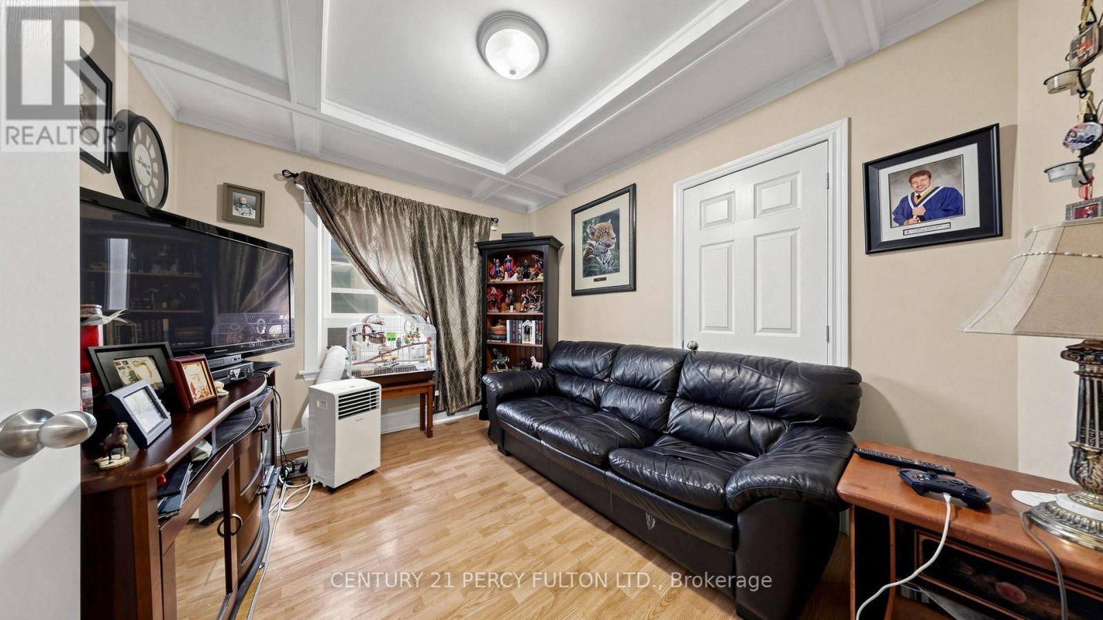 207-209 Victoria Avenue N Property Photo 8