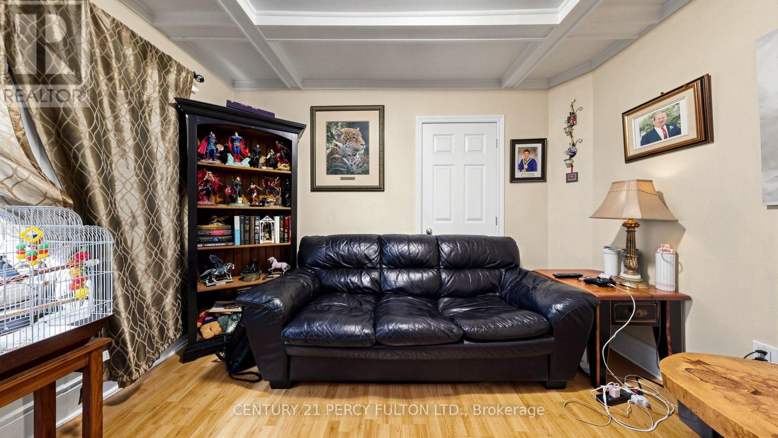 207-209 Victoria Avenue N Property Photo 9