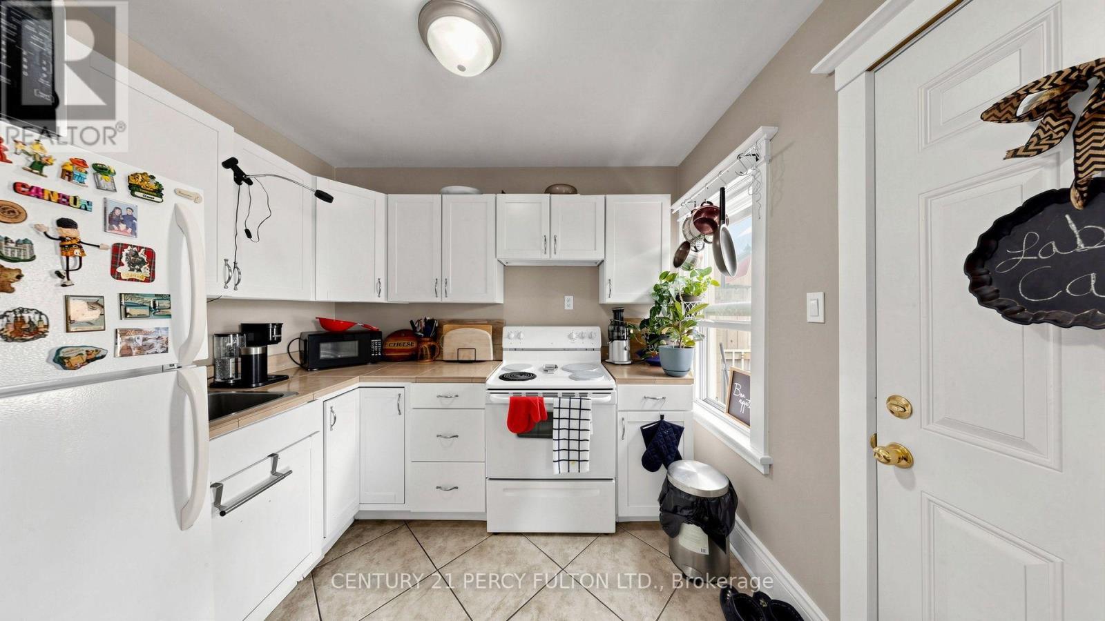 207-209 Victoria Avenue N Property Photo 11