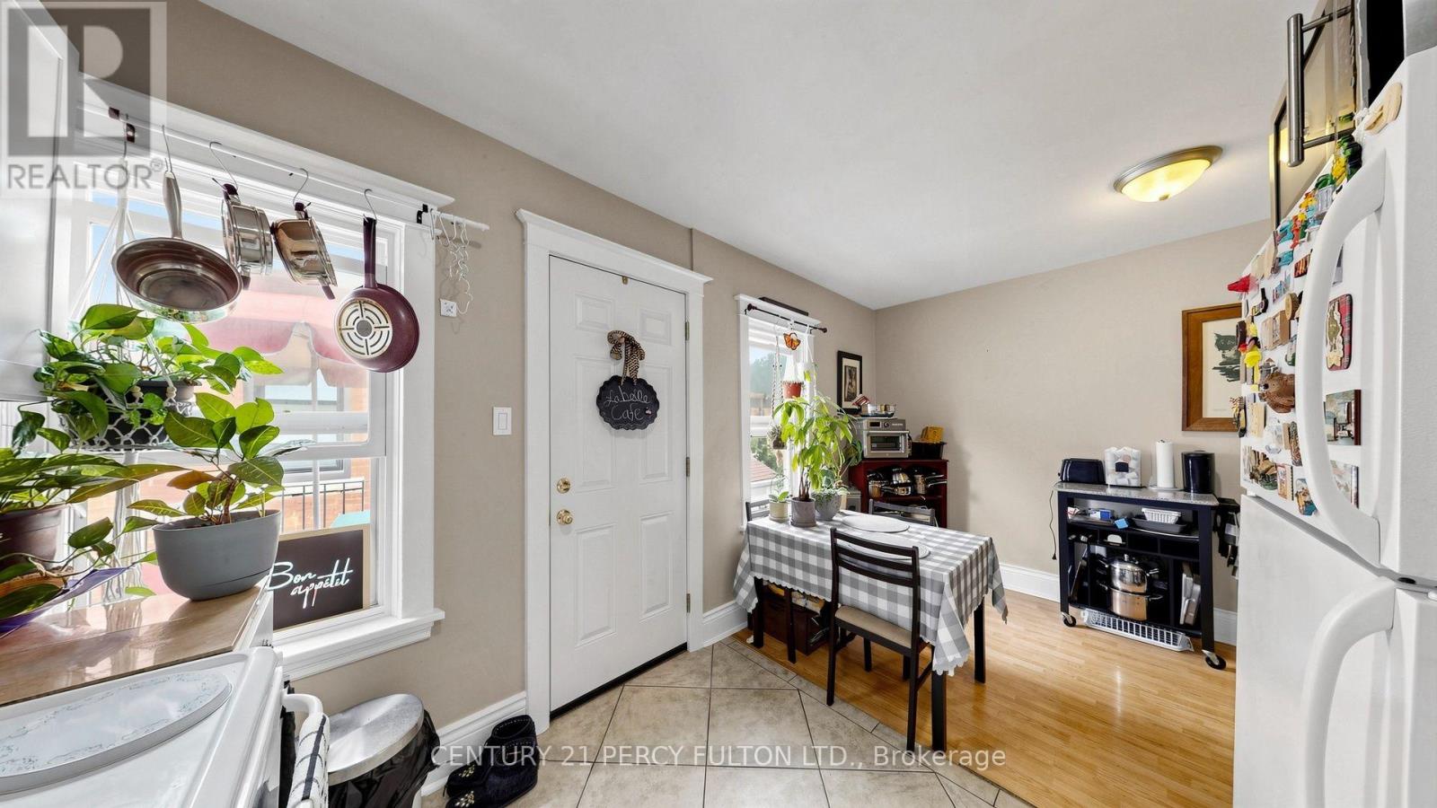 207-209 Victoria Avenue N Property Photo 12
