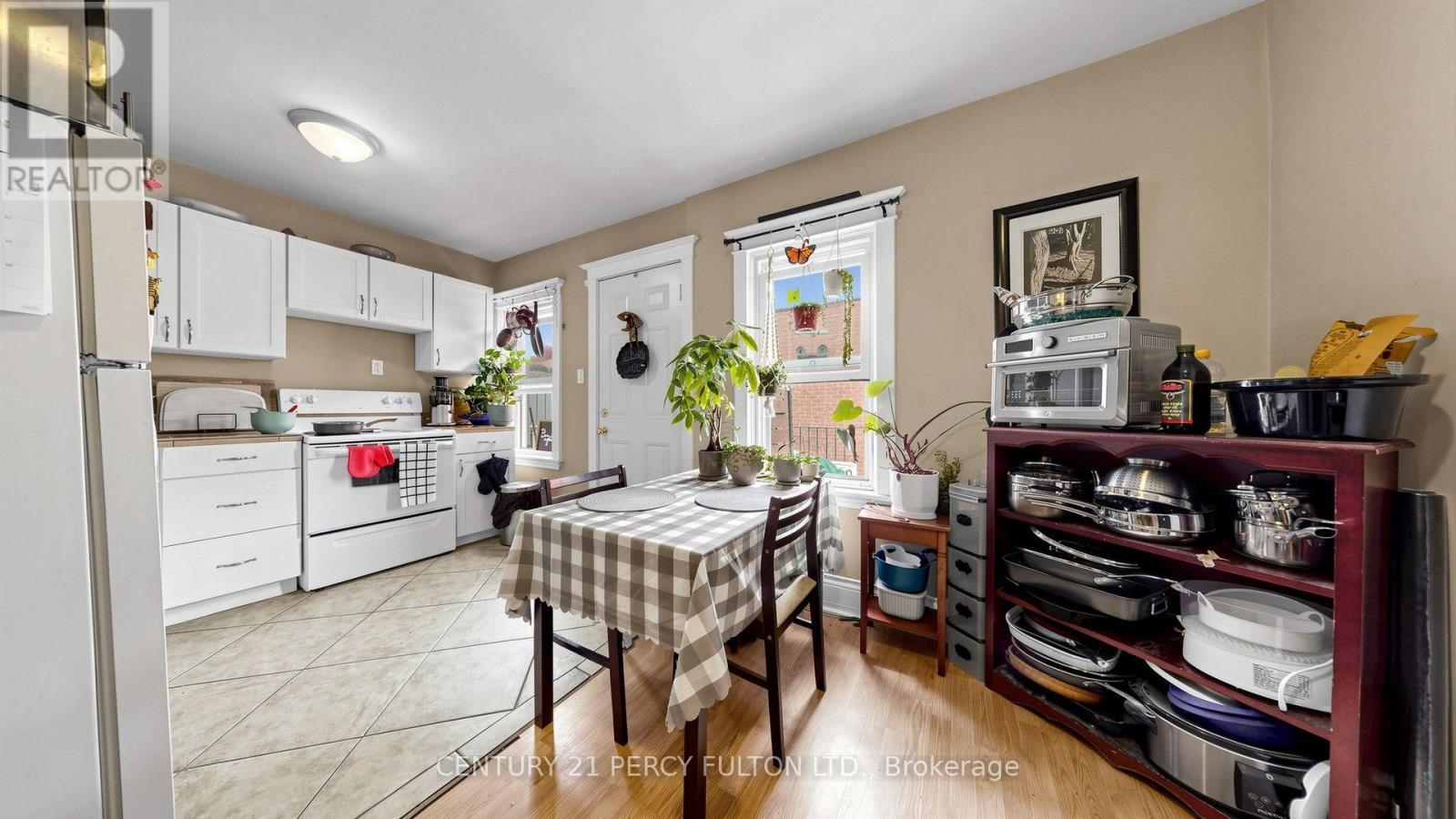 207-209 Victoria Avenue N Property Photo 13