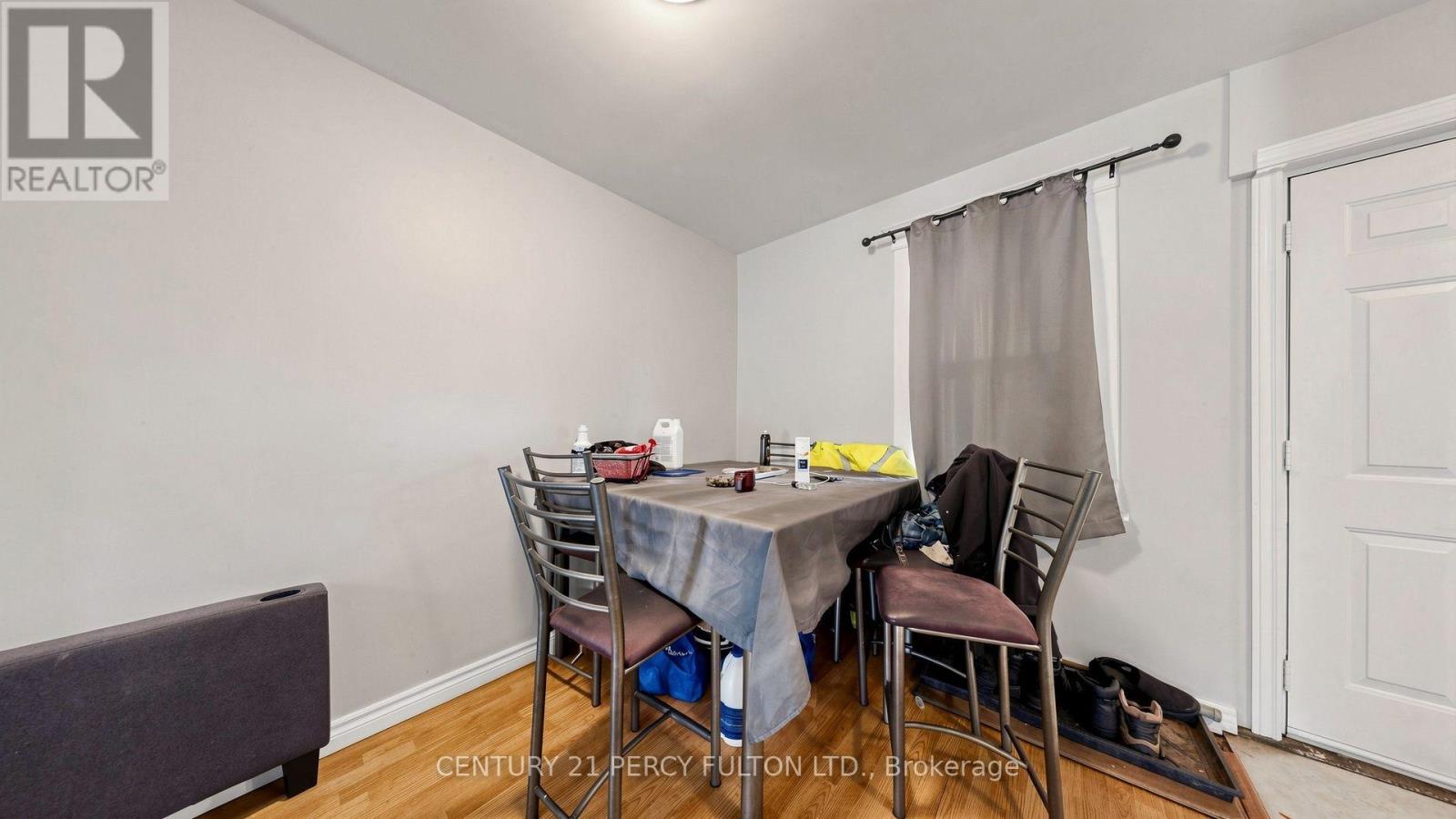 207-209 Victoria Avenue N Property Photo 14