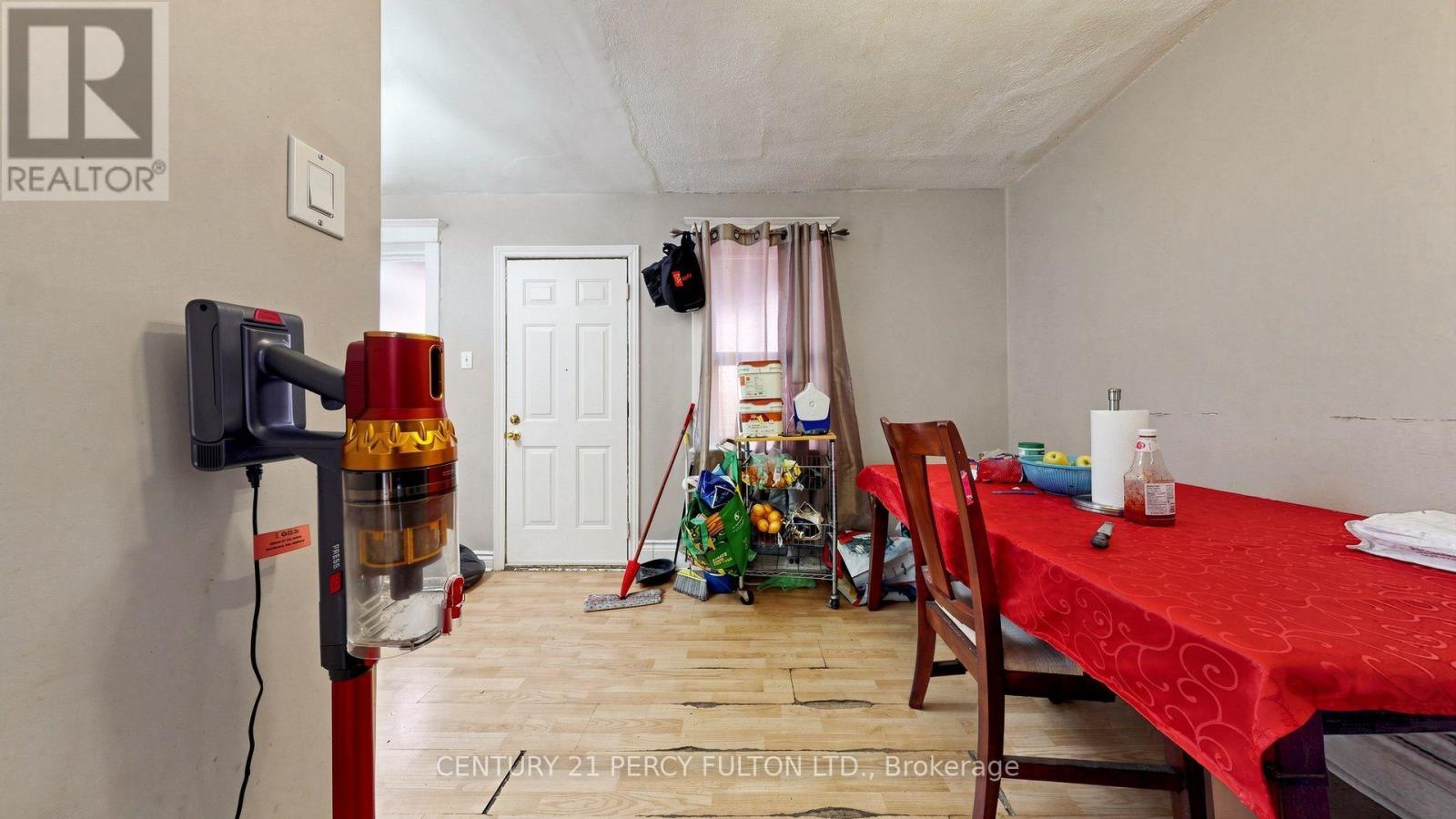 207-209 Victoria Avenue N Property Photo 16