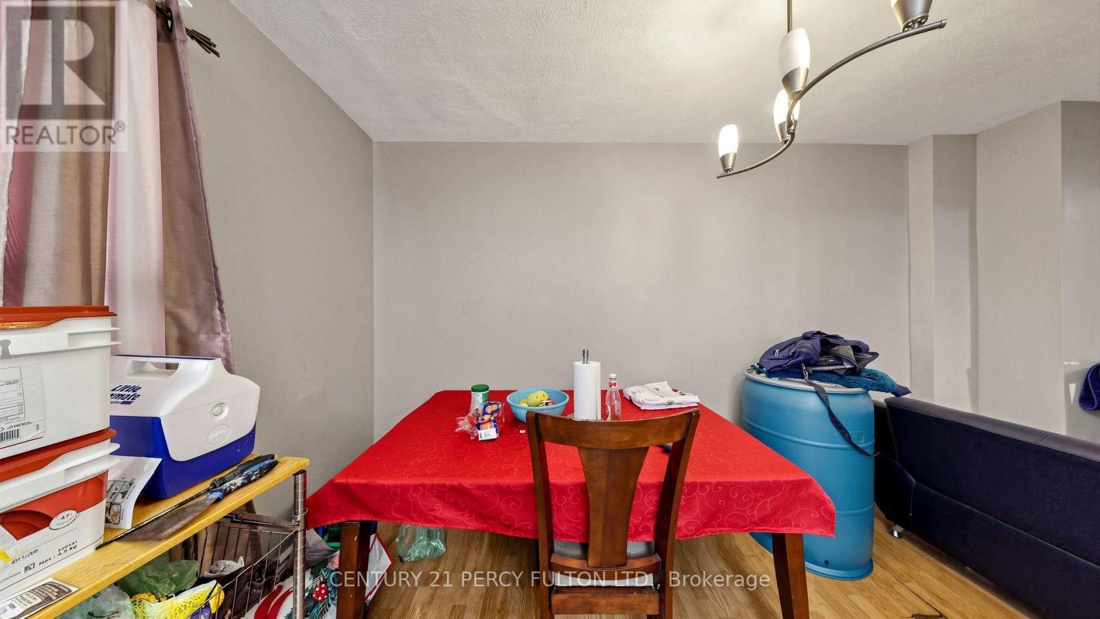207-209 Victoria Avenue N Property Photo 17