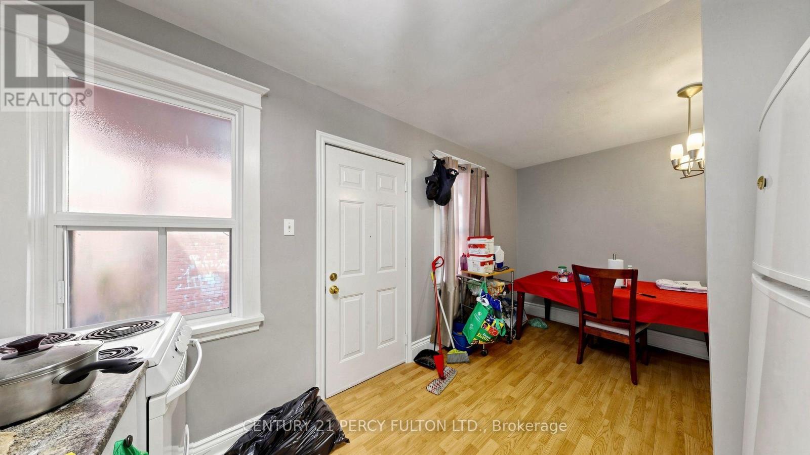 207-209 Victoria Avenue N Property Photo 18