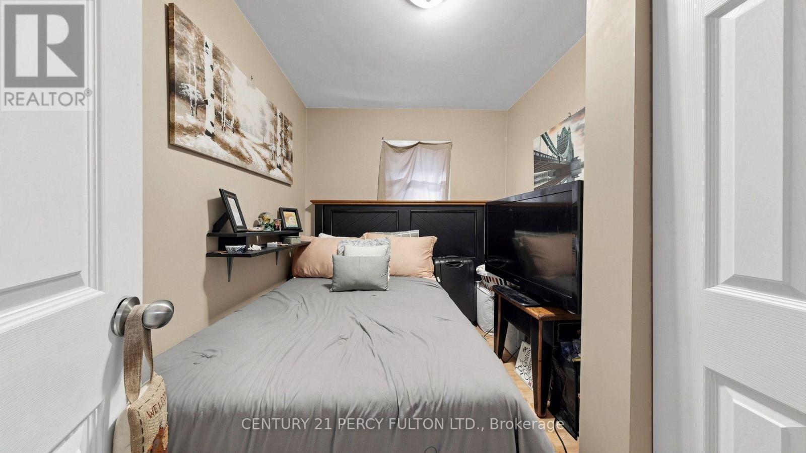 207-209 Victoria Avenue N Property Photo 19