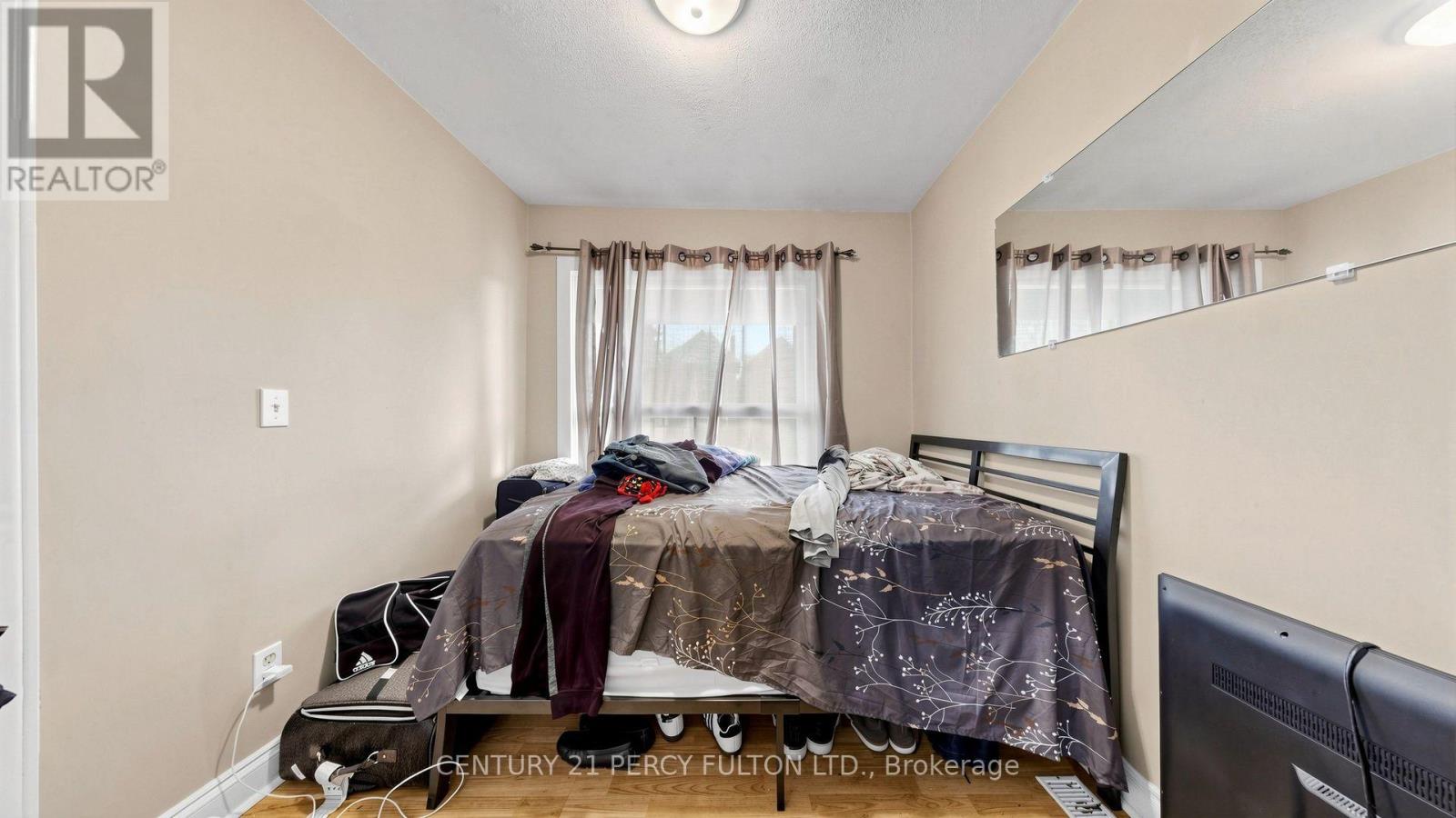 207-209 Victoria Avenue N Property Photo 21