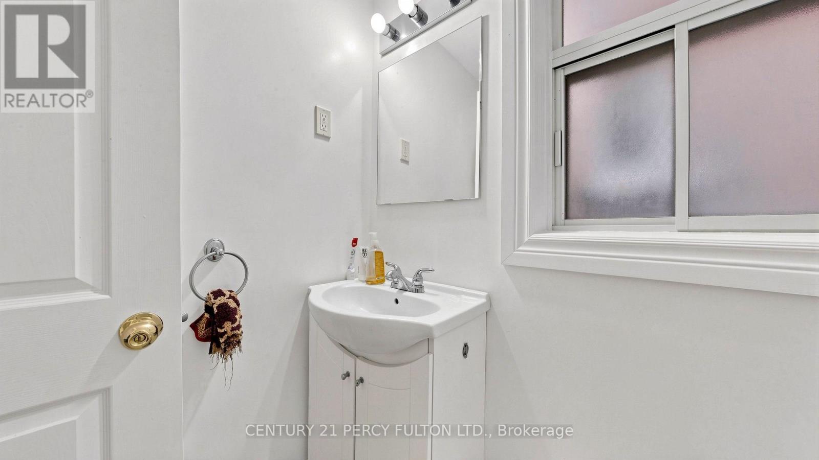 207-209 Victoria Avenue N Property Photo 23