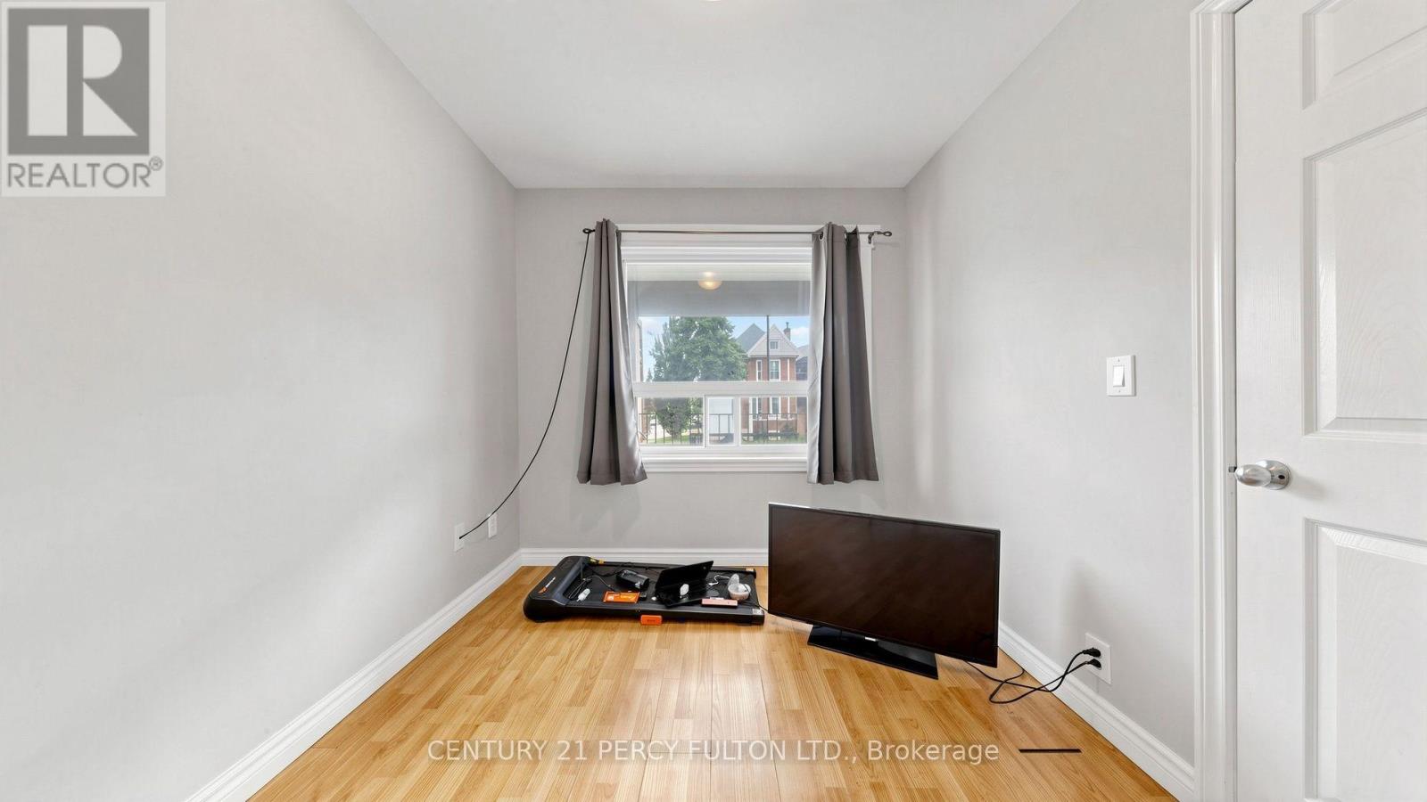 207-209 Victoria Avenue N Property Photo 24