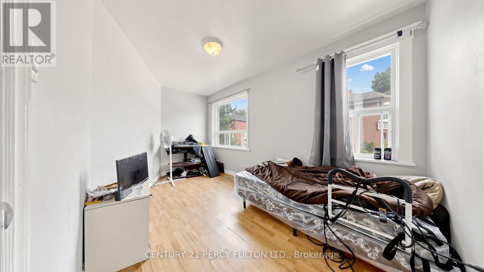 207-209 Victoria Avenue N Property Photo 25