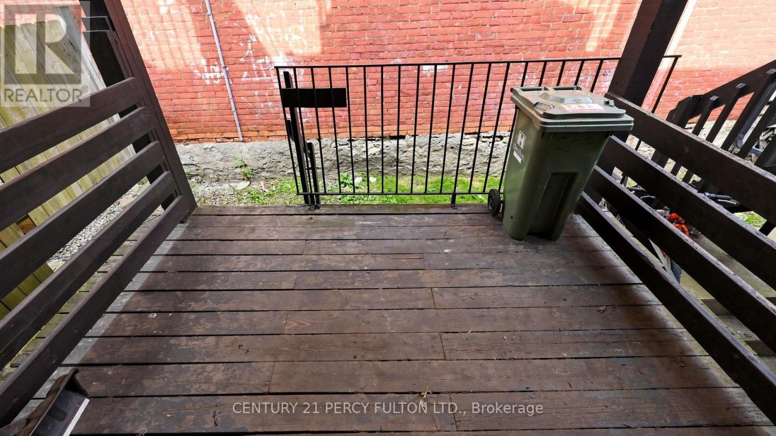 207-209 Victoria Avenue N Property Photo 26