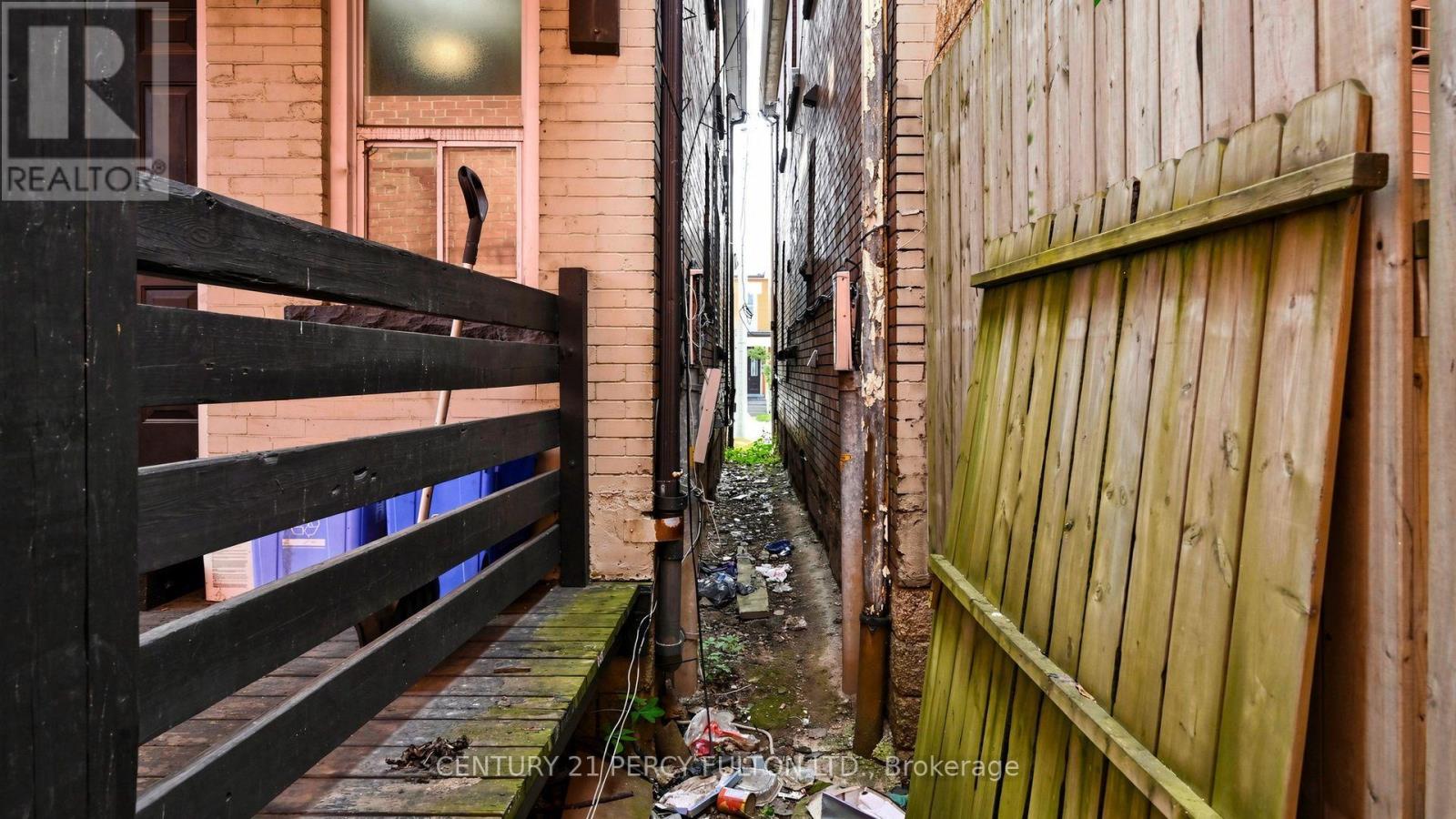 207-209 Victoria Avenue N Property Photo 33