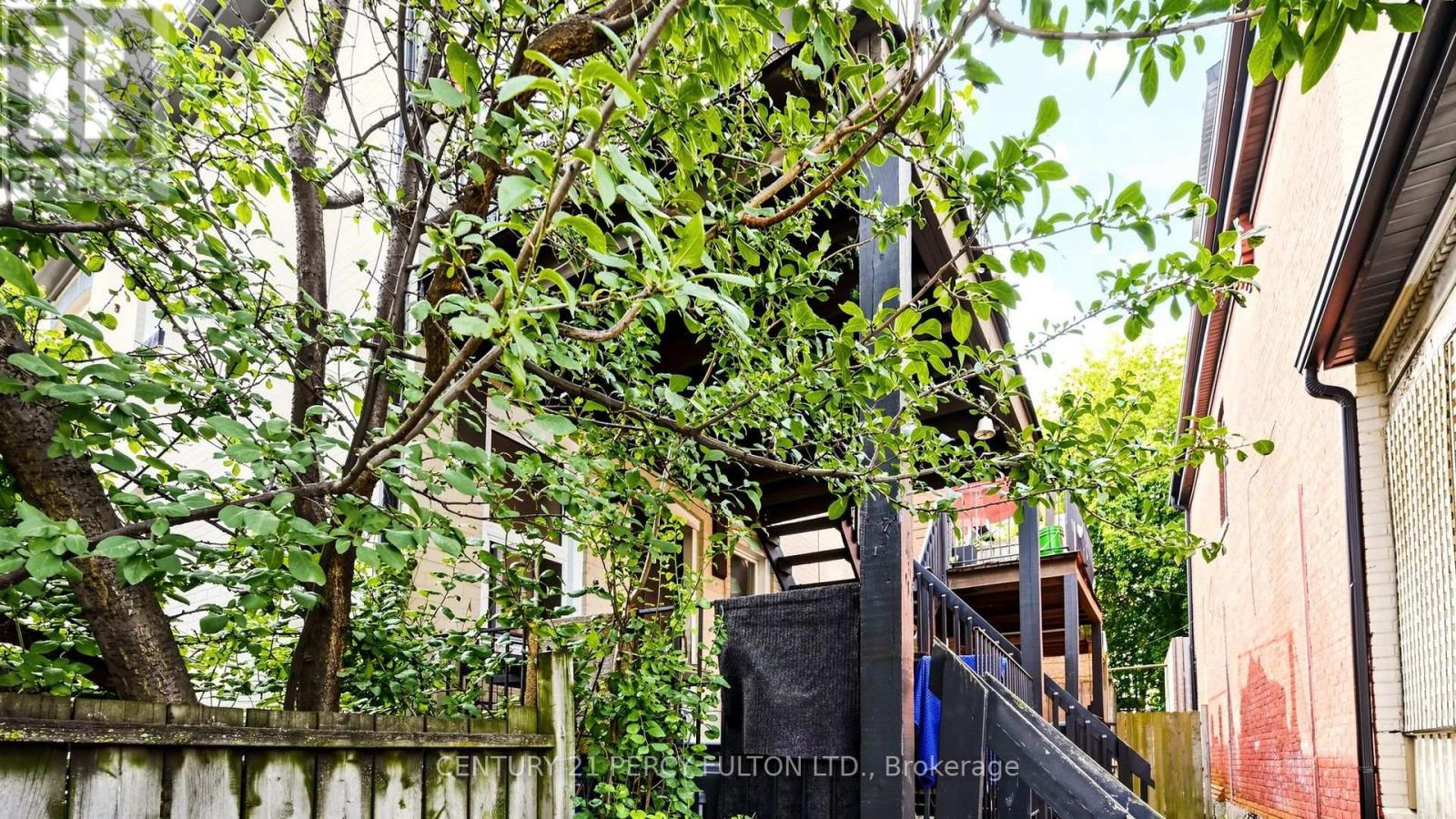 207-209 Victoria Avenue N Property Photo 35