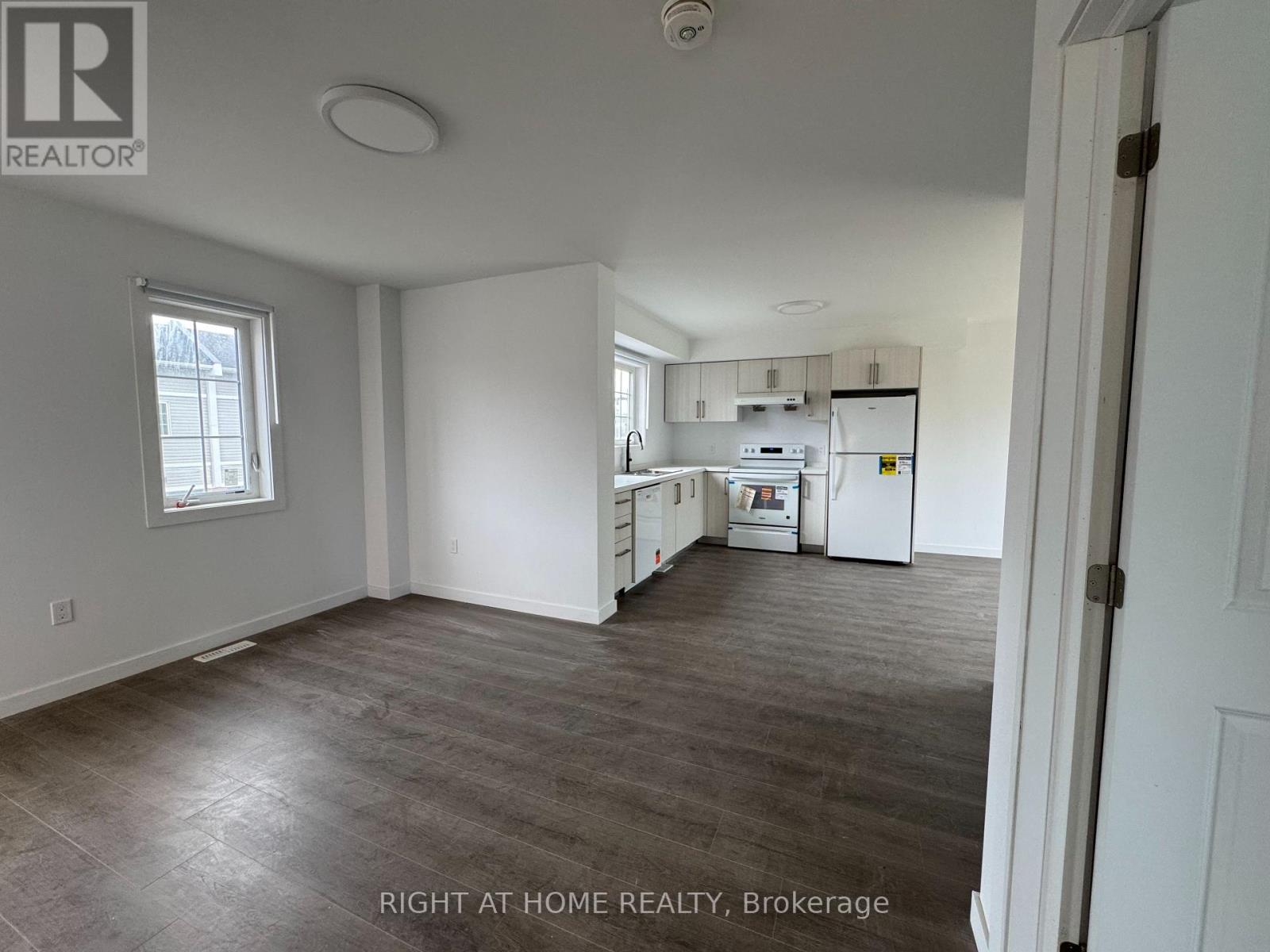 (main) - 107 Highriver Trail Property Photo 4