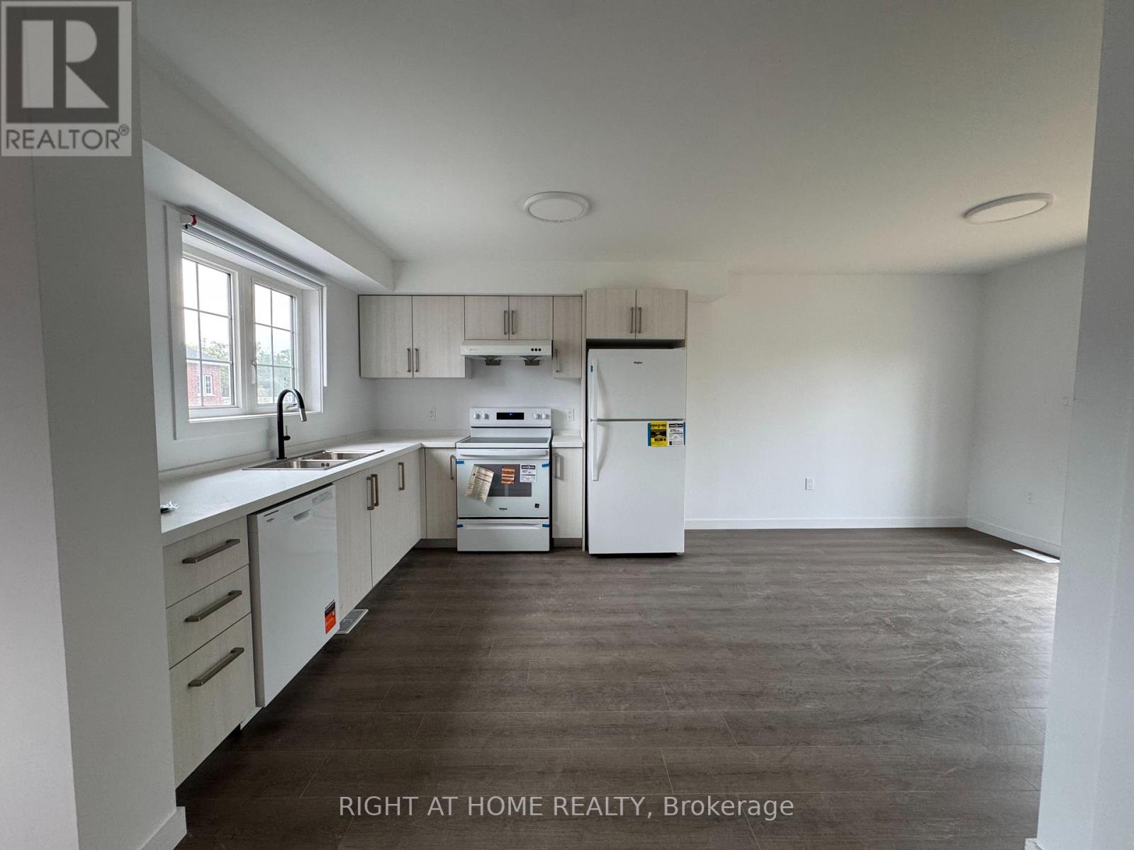 (main) - 107 Highriver Trail Property Photo 7