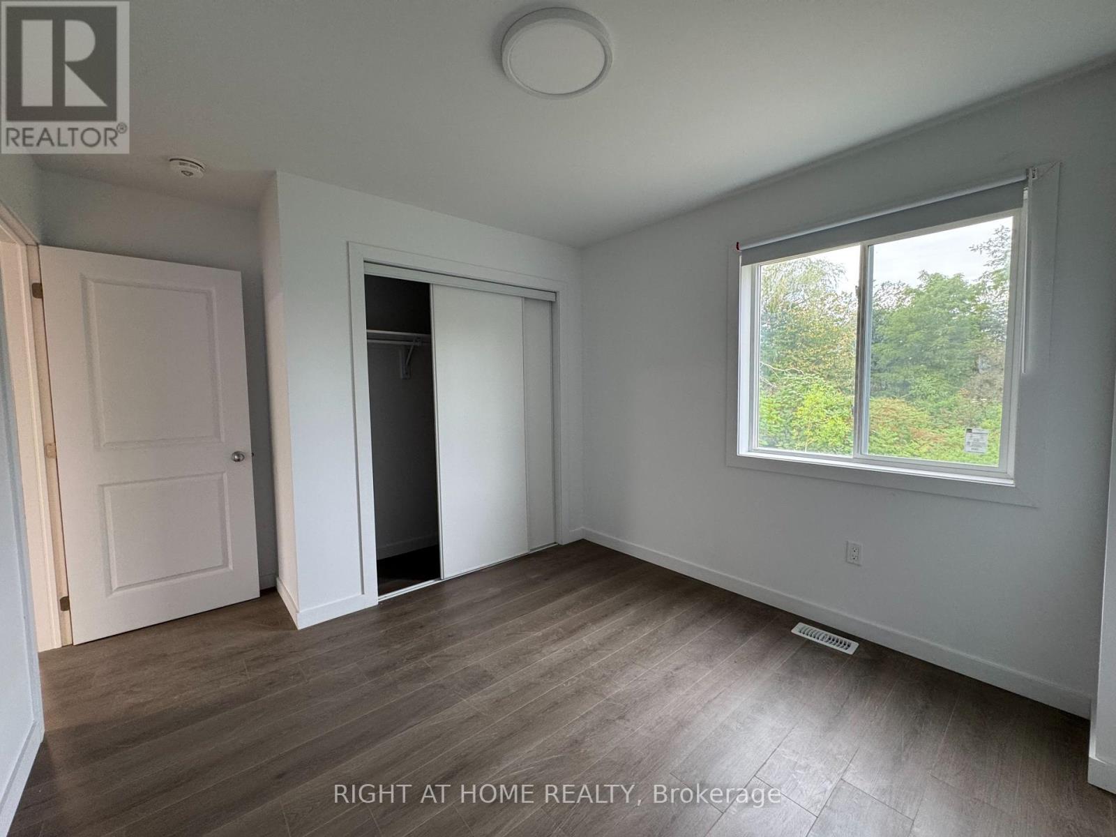 (main) - 107 Highriver Trail Property Photo 9