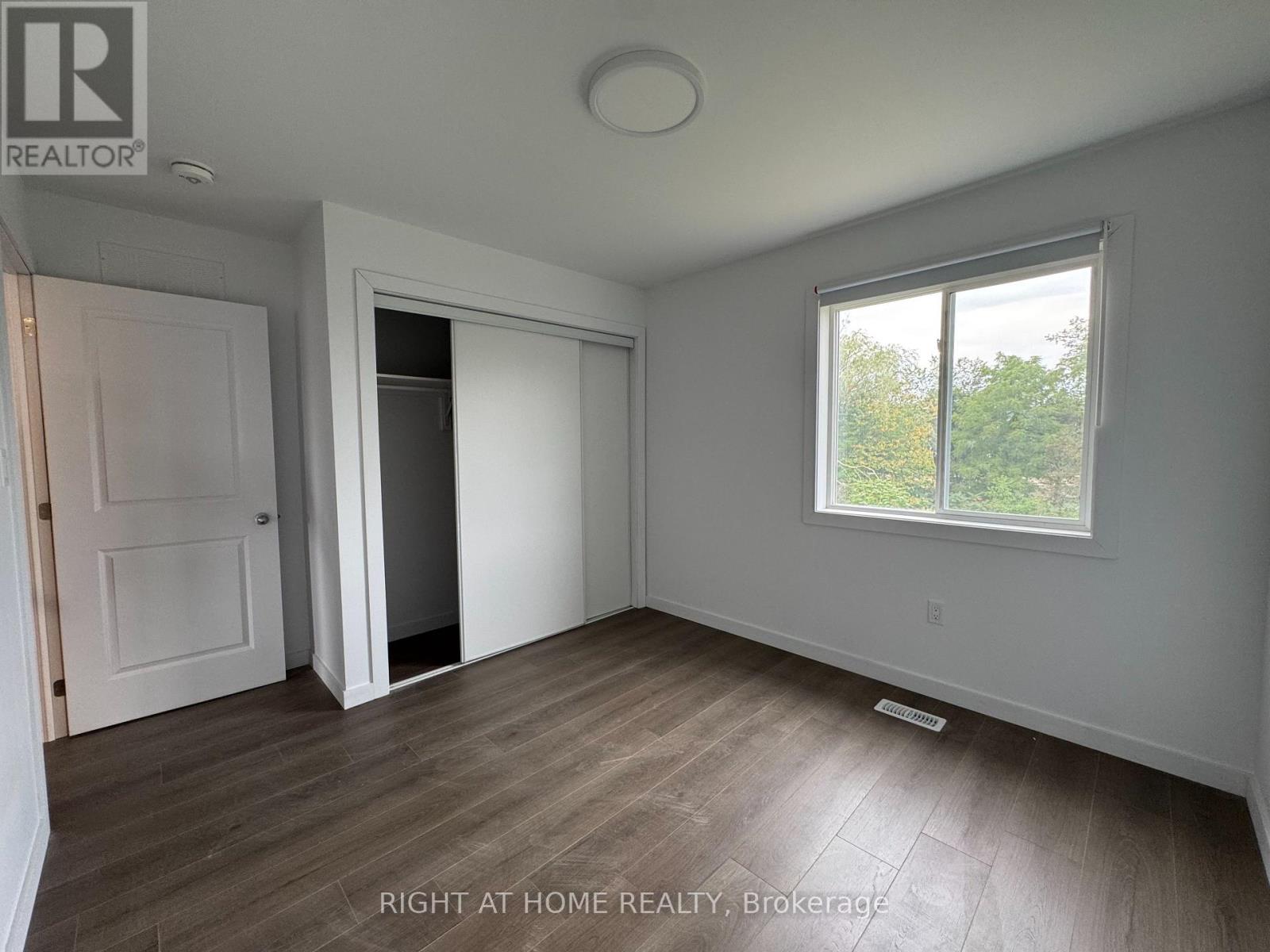 (main) - 107 Highriver Trail Property Photo 11