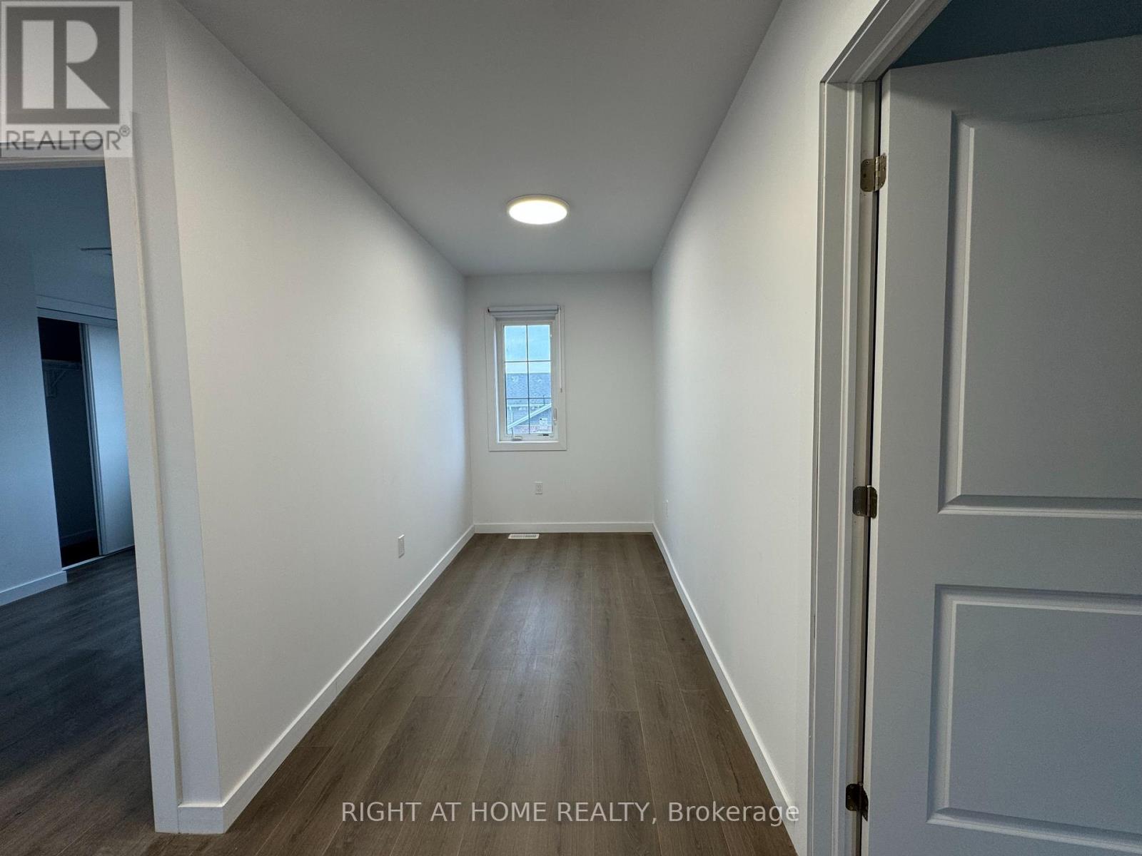 (main) - 107 Highriver Trail Property Photo 12