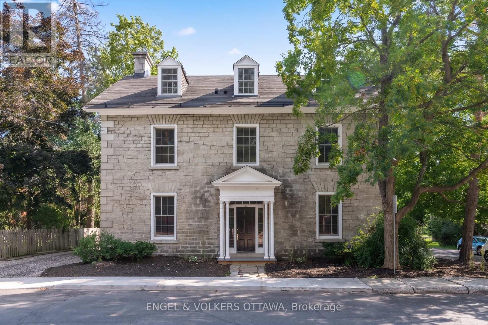 35 MACKAY STREET