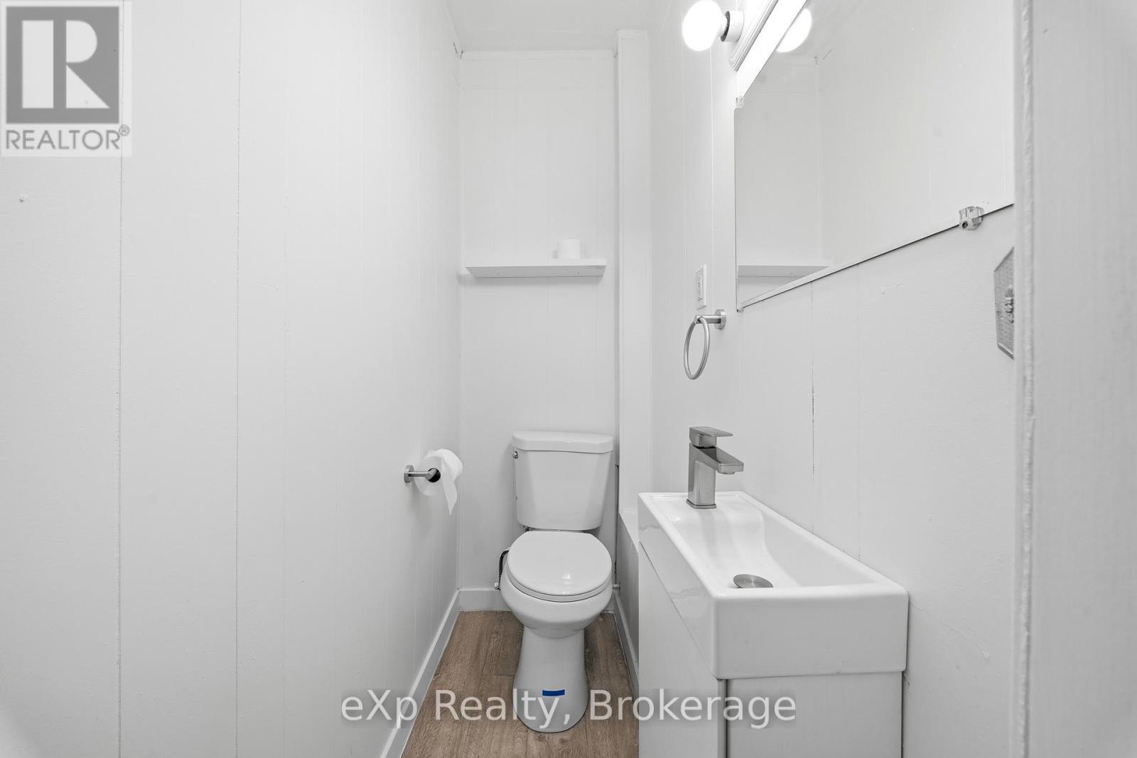 188 Dundas Street W Property Photo 8