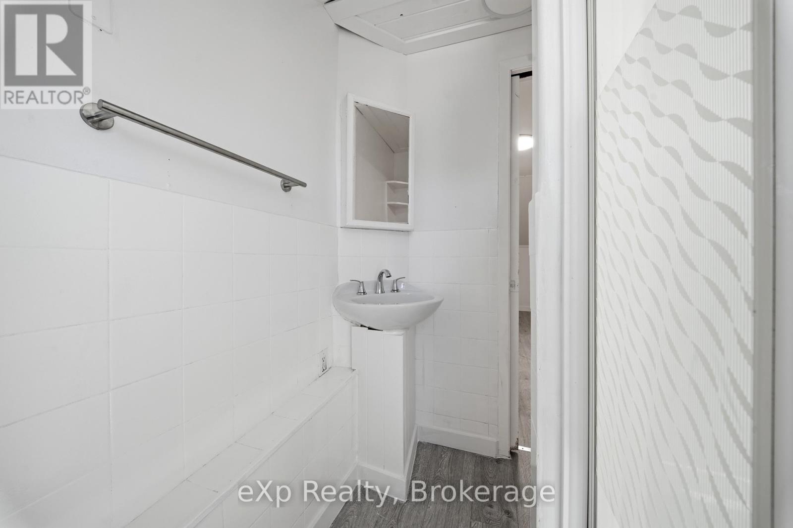 188 Dundas Street W Property Photo 21