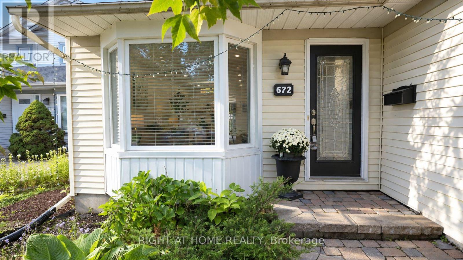 672 Farmbrook Crescent Property Photo 2