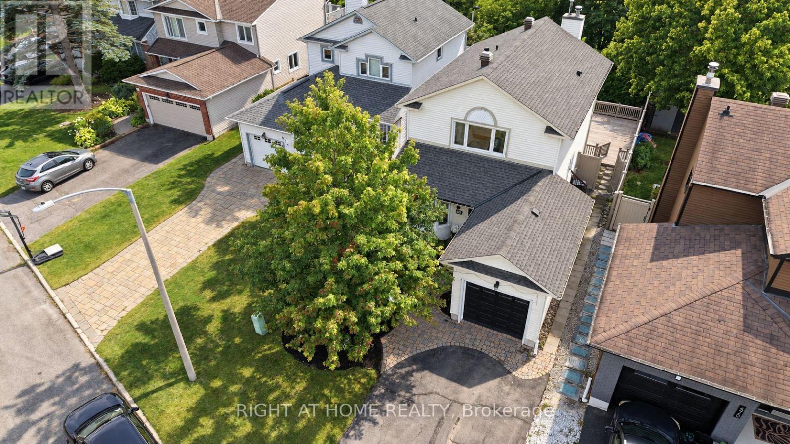 672 Farmbrook Crescent Property Photo 3