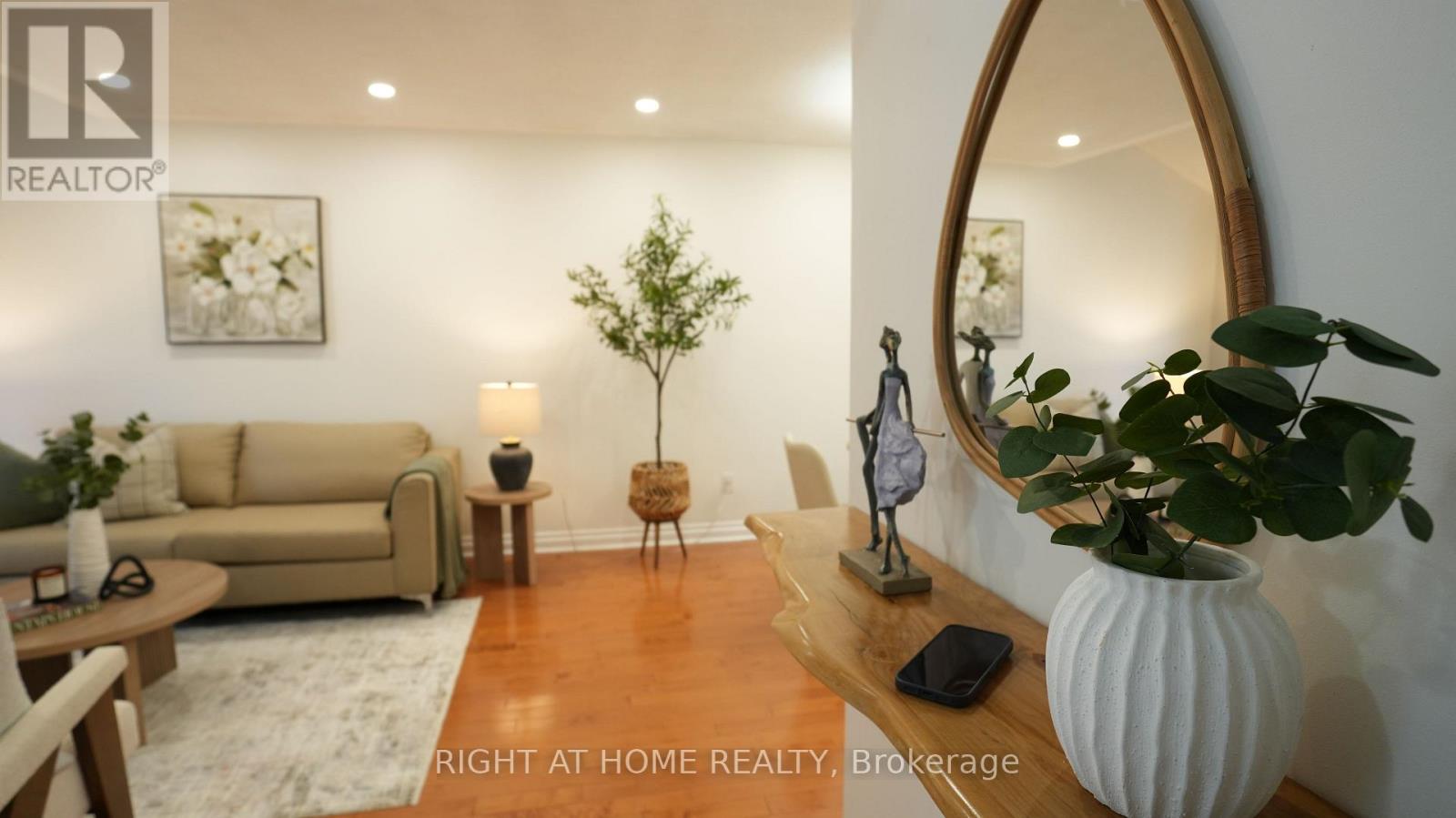 672 Farmbrook Crescent Property Photo 4