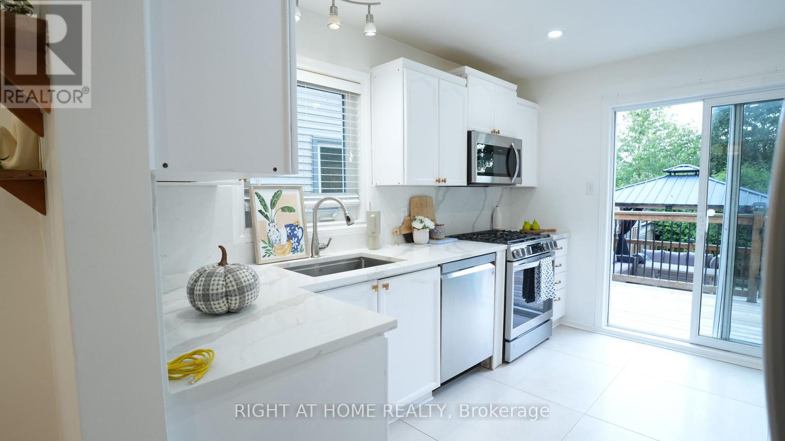672 Farmbrook Crescent Property Photo 10