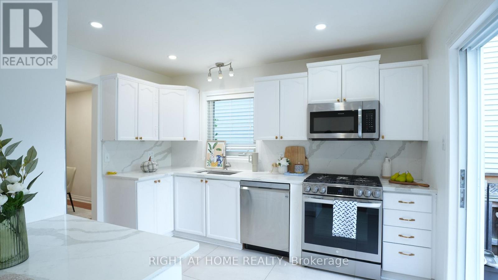 672 Farmbrook Crescent Property Photo 11