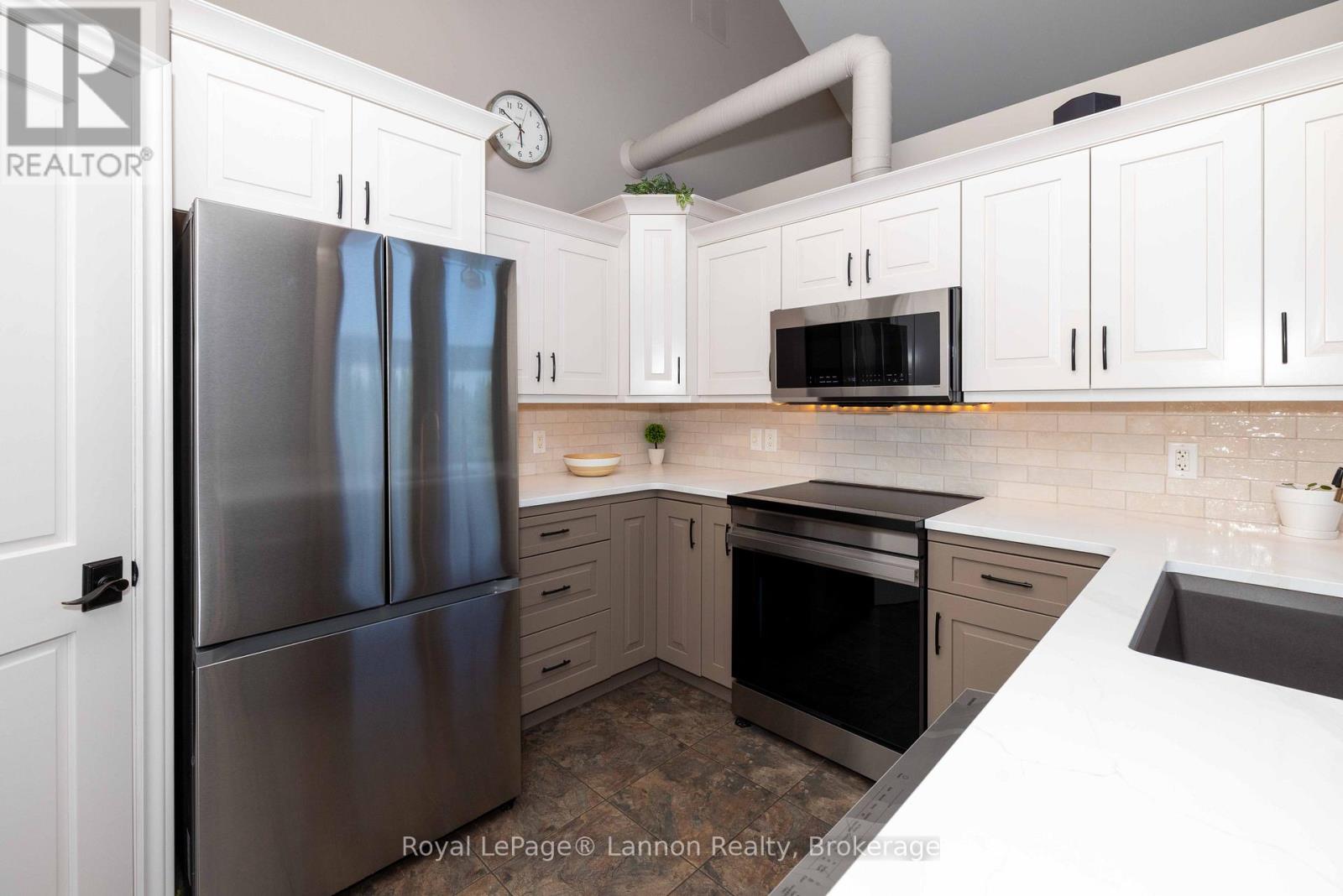 401 Barrie Drive Property Photo 18